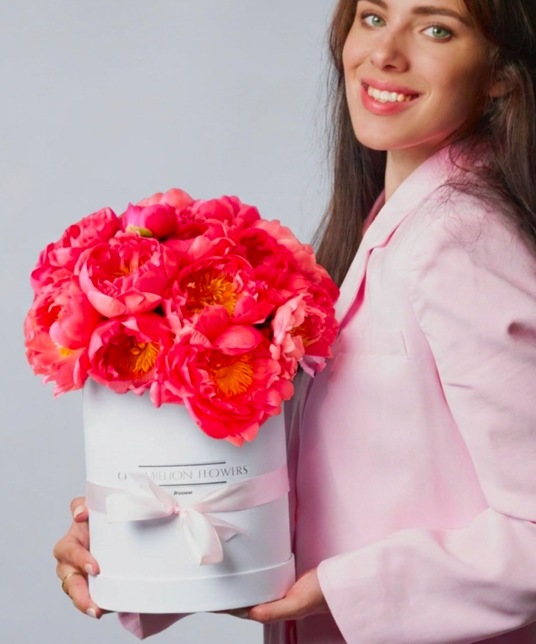 Коробка с пионами "Флейм" White Grand