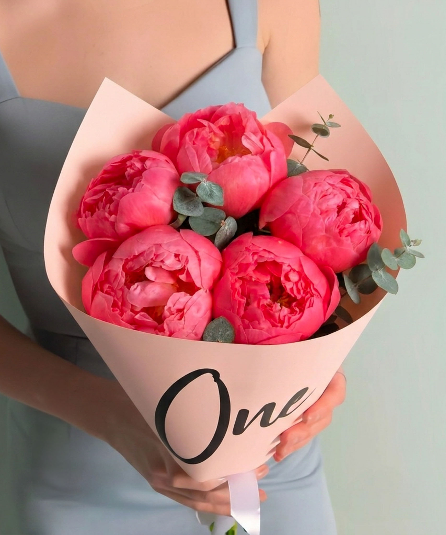 Букет из 5 коралловых пионов "Флейм"