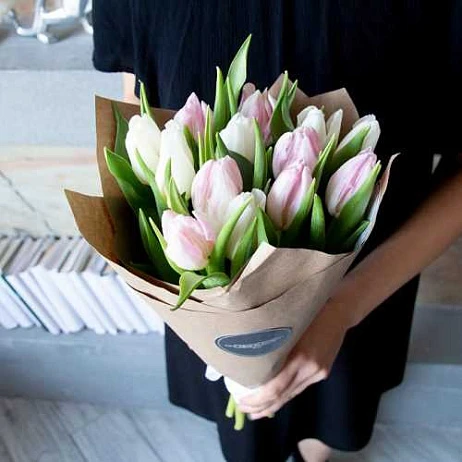 Букет из 15 тюльпанов "Вайт Пинк"